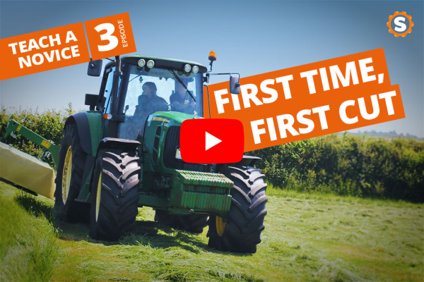 Nieuweling leert maaien met een John Deere 6155 M